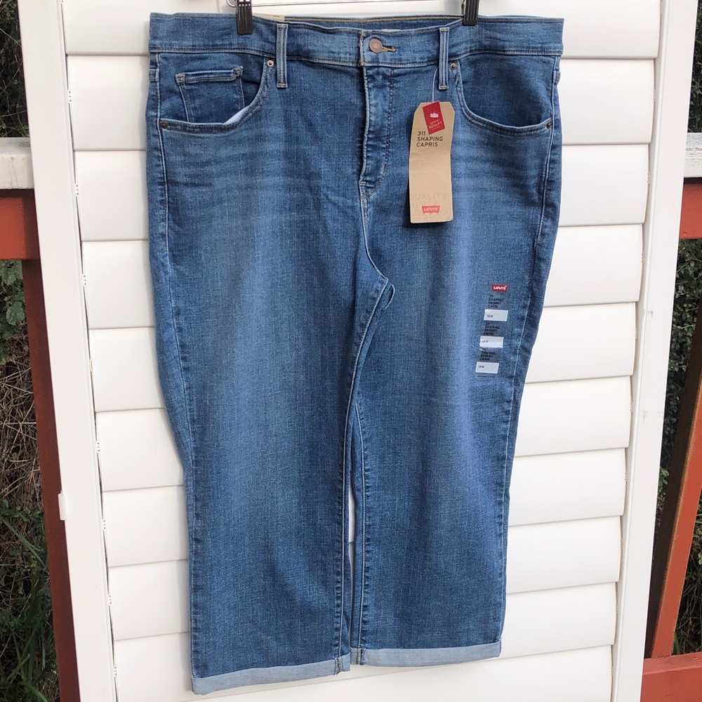 Levi's Women's Blue Denim Capris - Picture 2 of 8